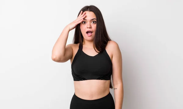 Mujer Adulta Joven Mirando Feliz Asombrado Sorprendido Concepto Fitness —  Fotos de Stock