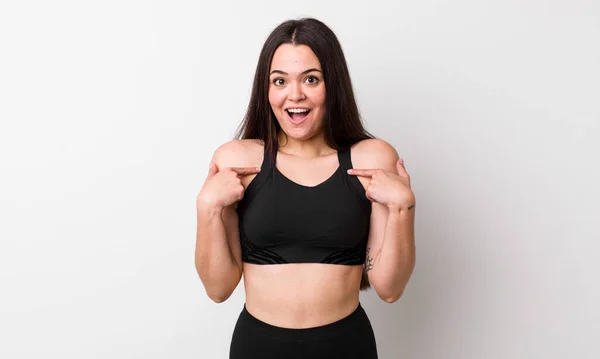 Mladá Dospělá Žena Cítí Šťastná Ukazuje Sebe Nadšením Fitness Koncept — Stock fotografie