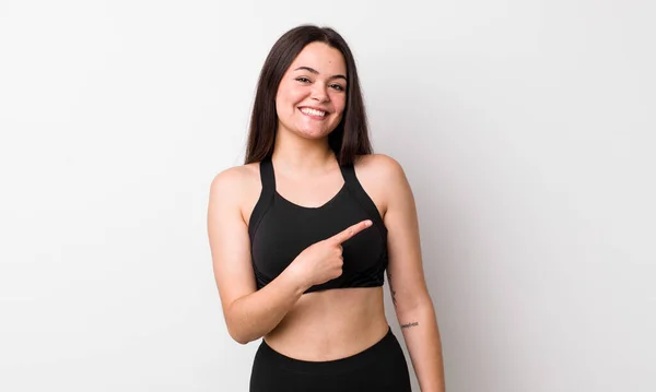 Joven Mujer Adulta Sonriendo Alegremente Sintiéndose Feliz Señalando Hacia Lado — Foto de Stock