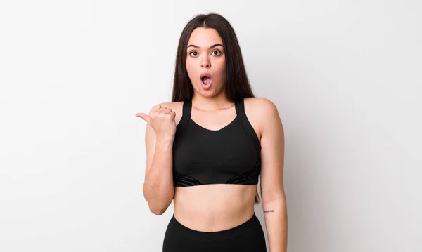 Jonge Volwassen Vrouw Kijkt Verbaasd Ongeloof Fitness Concept — Stockfoto