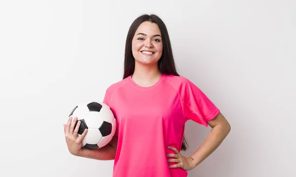 Jonge Volwassen Vrouw Glimlachend Dagdromend Twijfelend Voetbalconcept — Stockfoto