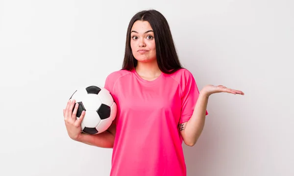 Jonge Volwassen Vrouw Voelt Zich Verward Verward Twijfelend Voetbalconcept — Stockfoto