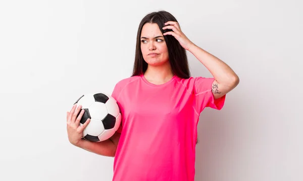 Jonge Volwassen Vrouw Voelt Zich Verward Verward Krassend Hoofd Voetbalconcept — Stockfoto