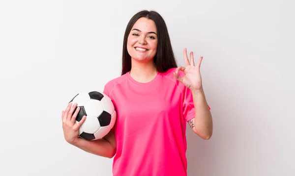 Jonge Volwassen Vrouw Die Zich Gelukkig Voelt Met Een Goed — Stockfoto