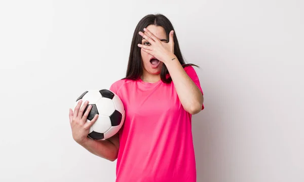 Jonge Volwassen Vrouw Kijkt Geschokt Bang Doodsbang Gezicht Bedekken Met — Stockfoto