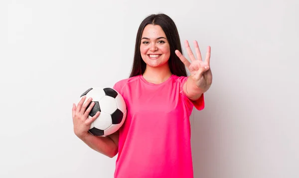 Jonge Volwassen Vrouw Glimlachend Vriendelijk Toont Nummer Vier Voetbalconcept — Stockfoto