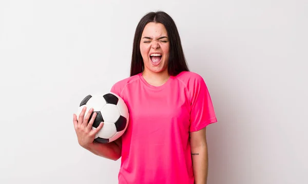 Młoda Dorosła Kobieta Krzyczy Agresywnie Wyglądając Bardzo Wściekłą Koncepcja Piłki — Zdjęcie stockowe