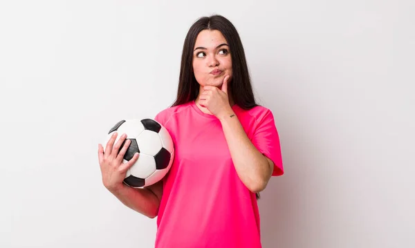 Jonge Volwassen Vrouw Denken Voelen Zich Twijfelachtig Verward Voetbalconcept — Stockfoto