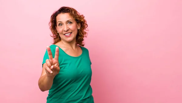 Mujer Hispana Mediana Edad Sonriendo Luciendo Feliz Despreocupada Positiva Haciendo —  Fotos de Stock