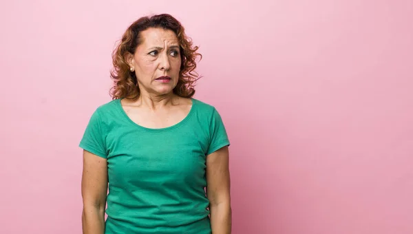 Hispánská Žena Středního Věku Vypadá Ustaraně Vystresovaně Úzkostlivě Vystrašeně Panikaří — Stock fotografie