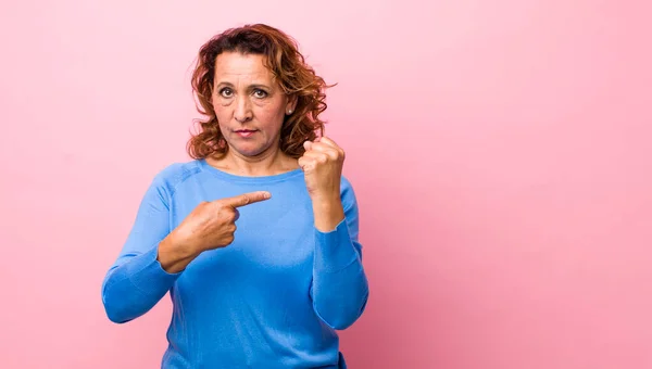 Hispánská Žena Středního Věku Která Vypadá Netrpělivě Naštvaně Ukazuje Hodinky — Stock fotografie