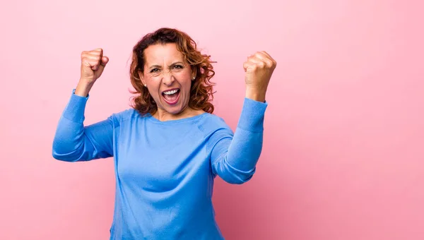 Mujer Hispana Mediana Edad Gritando Triunfalmente Pareciendo Emocionada Feliz Sorprendida — Foto de Stock