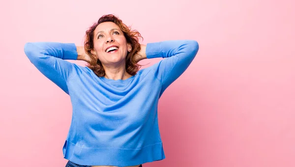 Mujer Hispana Mediana Edad Sonriendo Sintiéndose Relajada Satisfecha Despreocupada Riendo —  Fotos de Stock