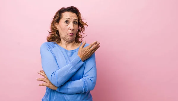 Middle Age Hispanic Woman Feeling Confused Clueless Wondering Doubtful Explanation — Stock Photo, Image