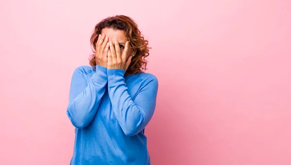 Spaanse Vrouw Van Middelbare Leeftijd Die Zich Bang Beschaamd Voelt — Stockfoto