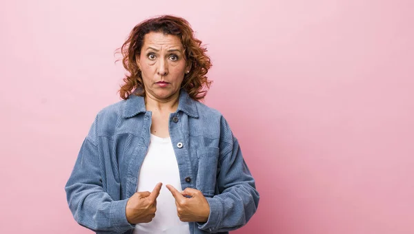 Middelbare Leeftijd Spaanse Vrouw Wijzend Naar Zichzelf Met Een Verwarde — Stockfoto