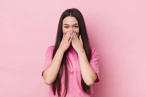 幸せで陽気で幸運で驚き口を両手で覆う若い大人の女性 — ストック写真