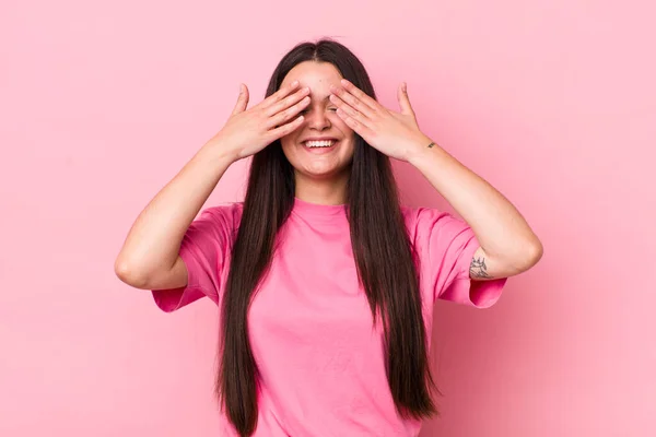 Joven Mujer Adulta Sonriendo Sintiéndose Feliz Cubriendo Los Ojos Con — Foto de Stock
