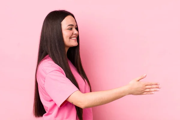 Joven Mujer Adulta Sonriendo Saludándote Ofreciéndote Apretón Manos Para Cerrar — Foto de Stock