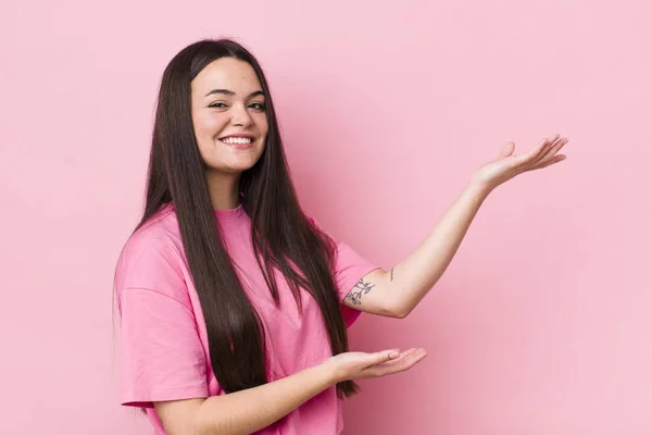 Joven Mujer Adulta Sonriendo Con Orgullo Confianza Sintiéndose Feliz Satisfecha — Foto de Stock