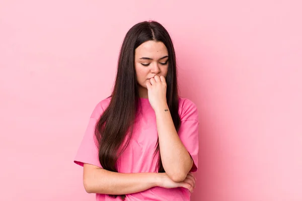 Mujer Adulta Joven Sintiéndose Seria Pensativa Preocupada Mirando Hacia Los — Foto de Stock