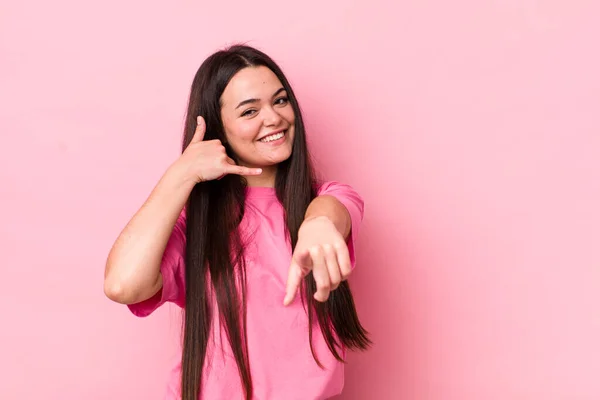 Ung Vuxen Kvinna Ler Glatt Och Pekar Kameran Medan Ringer — Stockfoto