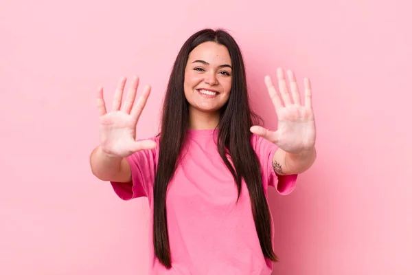 Joven Mujer Adulta Sonriendo Buscando Amigable Mostrando Número Diez Décimo — Foto de Stock