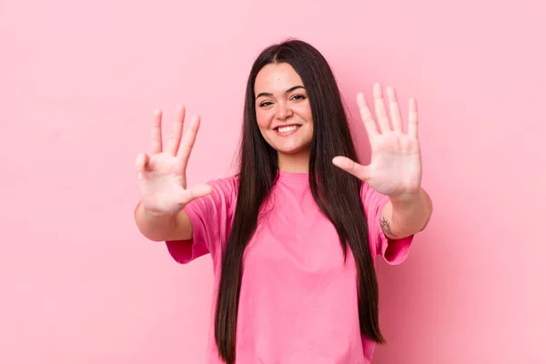 Joven Mujer Adulta Sonriendo Buscando Amigable Mostrando Número Nueve Noveno — Foto de Stock