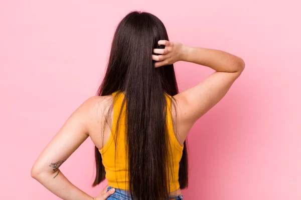 Junge Erwachsene Frau Denkt Oder Zweifelt Kopf Kratzt Sich Verwirrt — Stockfoto