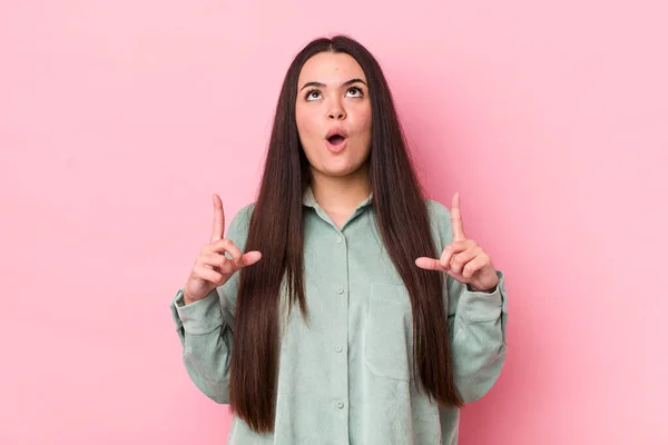 Young Adult Woman Feeling Awed Open Mouthed Pointing Upwards Shocked — Stockfoto