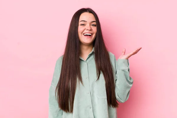 Ung Vuxen Kvinna Känner Sig Lycklig Överraskad Och Glad Ler — Stockfoto