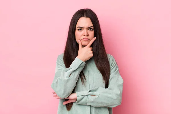 Mujer Adulta Joven Con Aspecto Serio Reflexivo Desconfiado Con Brazo — Foto de Stock