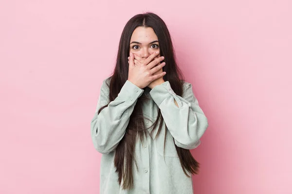 Mujer Adulta Joven Cubriendo Boca Con Las Manos Con Una — Foto de Stock