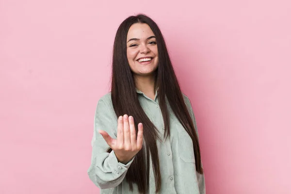 Ung Vuxen Kvinna Känner Sig Lycklig Framgångsrik Och Självsäker Står — Stockfoto