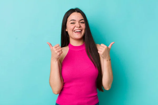 Joven Mujer Adulta Sonriendo Alegremente Luciendo Feliz Sintiéndose Despreocupada Positiva — Foto de Stock