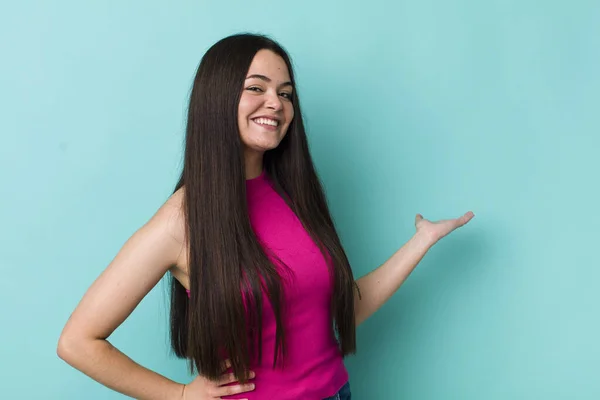 Ung Vuxen Kvinna Känner Sig Glad Och Glad Ler Och — Stockfoto