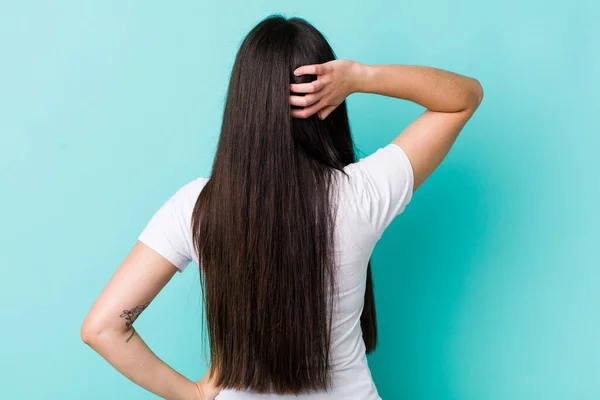 Junge Erwachsene Frau Denkt Oder Zweifelt Kopf Kratzt Sich Verwirrt — Stockfoto