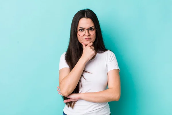 Jong Volwassen Vrouw Kijken Serieus Verward Onzeker Attent Twijfelen Tussen — Stockfoto