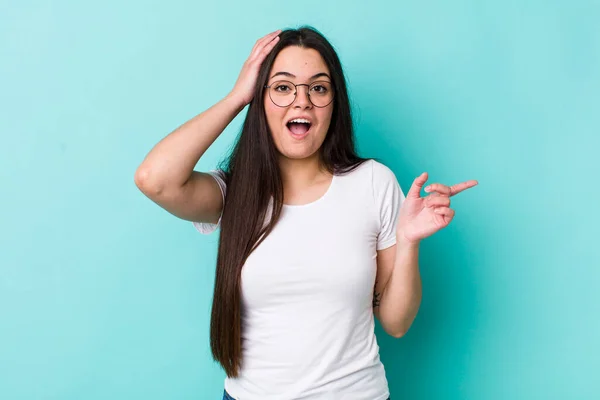 Jong Volwassen Vrouw Lachen Kijken Gelukkig Positief Verrast Realiseert Zich — Stockfoto