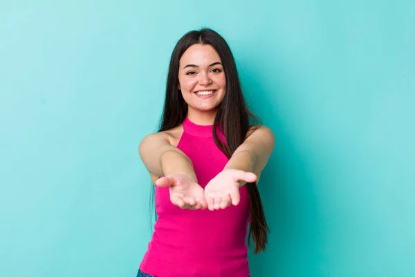 Jong Volwassen Vrouw Glimlachen Gelukkig Met Vriendelijke Zelfverzekerde Positieve Blik — Stockfoto