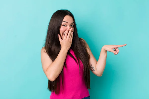 Mujer Adulta Joven Sintiéndose Feliz Conmocionada Sorprendida Cubriendo Boca Con — Foto de Stock