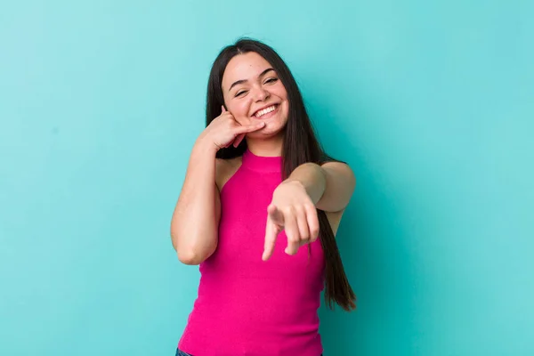 Joven Mujer Adulta Sonriendo Alegremente Apuntando Cámara Mientras Hace Una —  Fotos de Stock