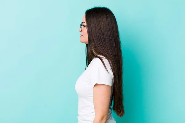 Young Adult Woman Profile View Looking Copy Space Ahead Thinking — Stock Photo, Image