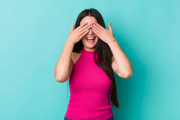 Jovem Mulher Adulta Sorrindo Sentindo Feliz Cobrindo Olhos Com Duas — Fotografia de Stock