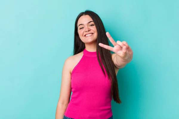Wanita Muda Tersenyum Dan Tampak Ramah Menunjukkan Nomor Dua Atau — Stok Foto