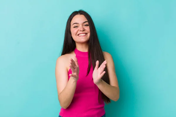 Jovem Mulher Adulta Sentindo Feliz Bem Sucedido Sorrindo Batendo Palmas — Fotografia de Stock