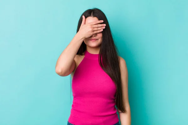 Mujer Adulta Joven Cubriendo Los Ojos Con Una Mano Sintiéndose — Foto de Stock