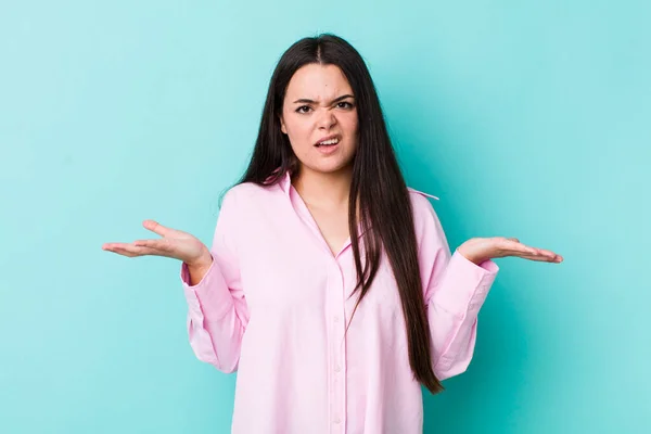 Jonge Volwassen Vrouw Zich Onwetend Verward Voelen Niet Zeker Welke — Stockfoto