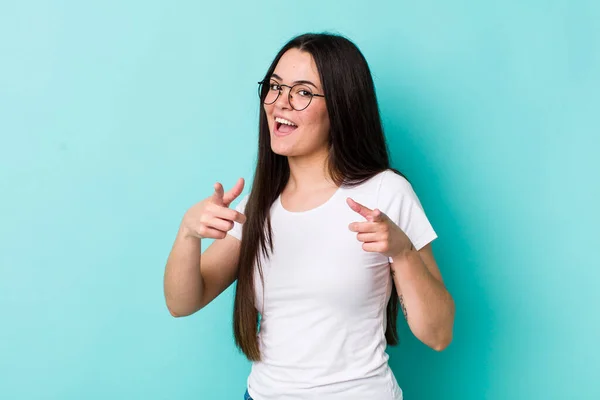 Jovem Mulher Adulta Sorrindo Com Uma Atitude Positiva Bem Sucedida — Fotografia de Stock