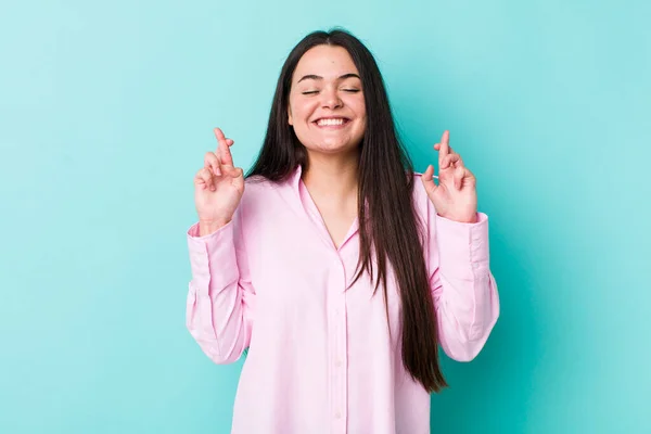 Joven Mujer Adulta Sonriendo Ansiosamente Cruzando Ambos Dedos Sintiéndose Preocupada —  Fotos de Stock